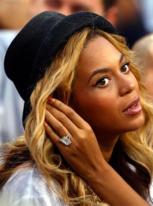 Beyoncé上Jay-Z的订婚戒指