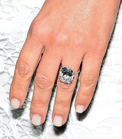 金·卡戴珊的订婚戒指来自坎耶·维斯特