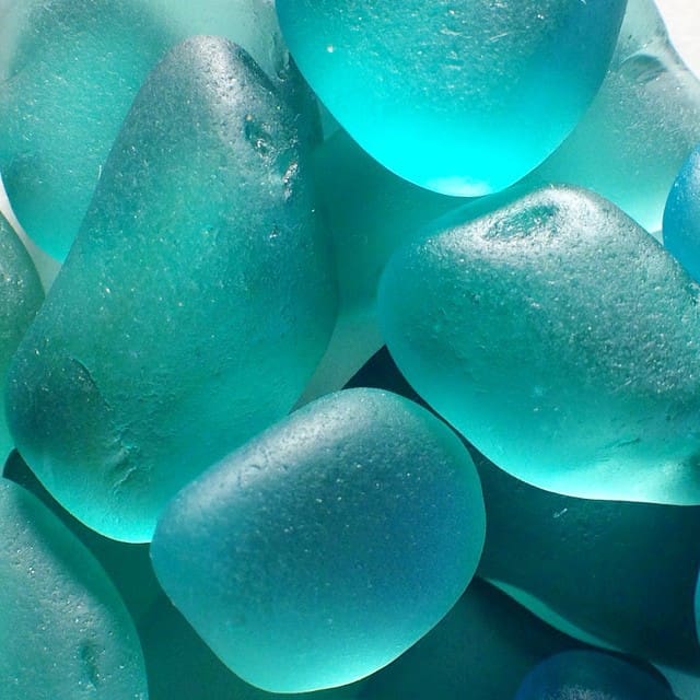 蓝绿色海玻璃