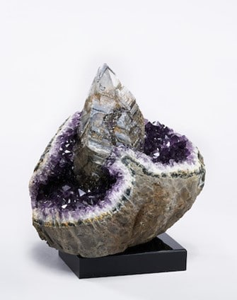 紫水晶上的方解石、黄铁矿和针铁矿