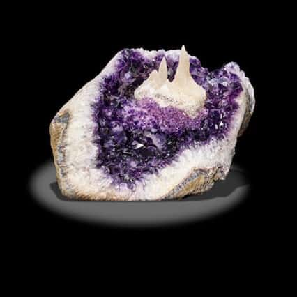 博物馆大小，壮观的方解石上的紫水晶