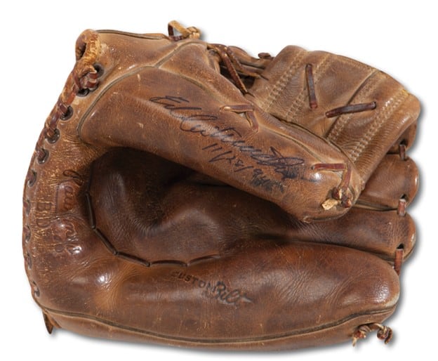 1957年，艾迪·马修斯比赛用野手手套