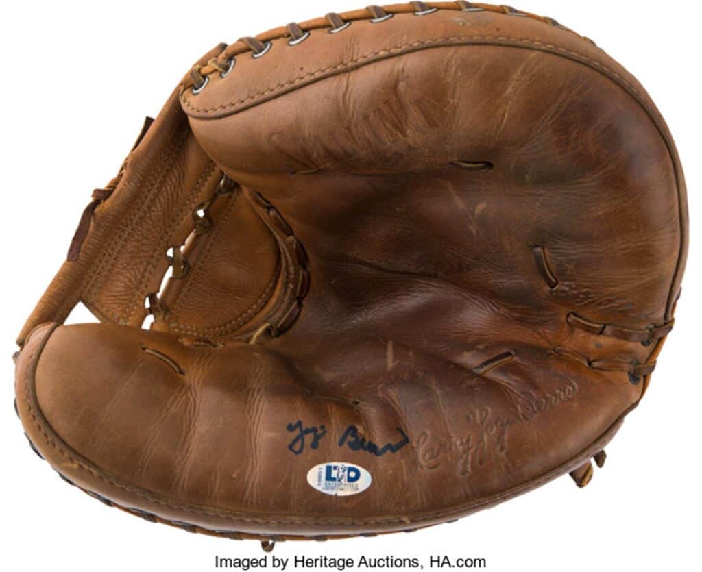 20世纪50年代末，尤吉·贝拉比赛中使用的棒球手套