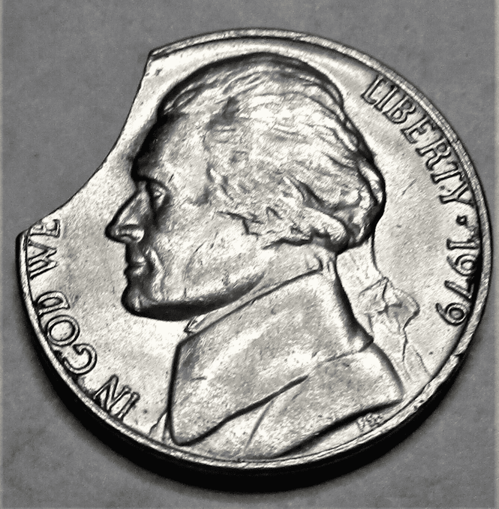 1979年的五分镍币，上面有剪掉的小块